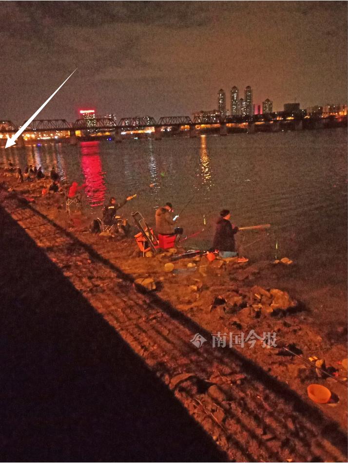 DƬ